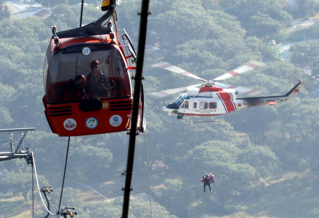 Antalya'daki Teleferik Kazasından Nefes Kesen Görüntüler! Beşik Gibi Sallanan Kabinlerde Metrelerce Yükseklikte Zamanla Yarış 8